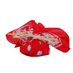 Cadeaukaasje in rode zakdoek relatiegeschenk