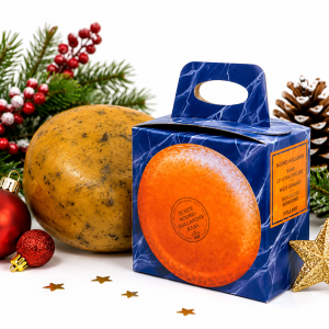 Klein kaasje met kruiden in cadeauverpakking